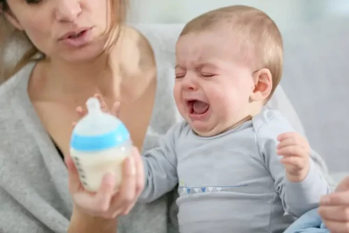 Baby græder som illustration af de forskellige typer af temperament hos spædbørn