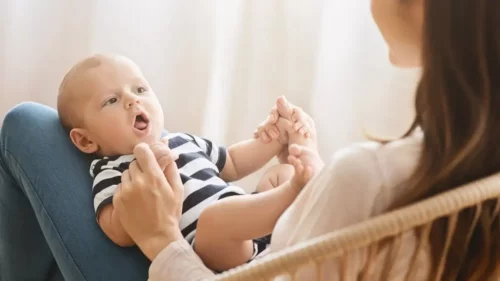 En baby taler, og moren bruger babysnak