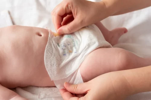 Eksempel på bleskift hos 4 måneder gamle babyer
