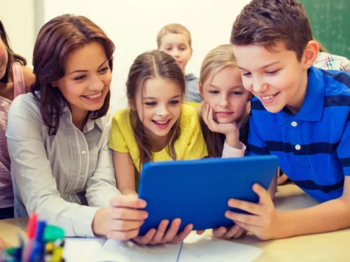 Børn ser begejstret på tablet