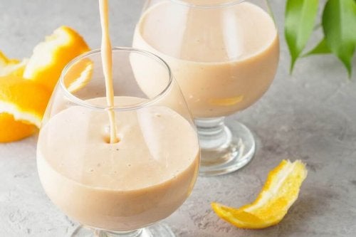 Smoothie med citrus og gurkemeje for at styrke dit forsvar