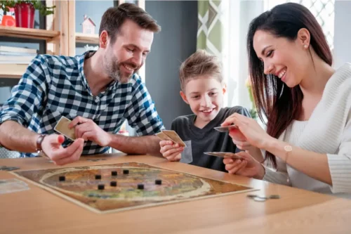 Familie spiller brætspil