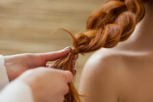 En fletning kan bruges til at bølge håret