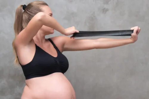 En gravid kvinde træner