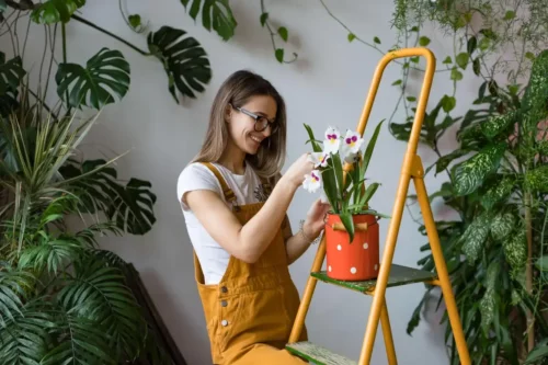 Kvinde nyder dyrkning af orkidéer