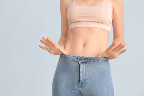 Kvinde med for store bukser