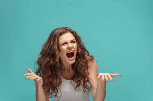Vred kvinde repræsenterer raserianfald hos voksne