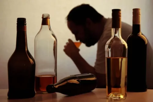 Mand bag en masse flasker lider af alkoholisme