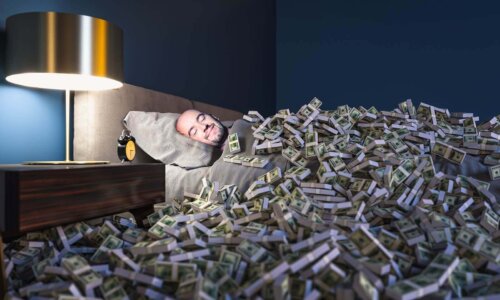 Mand sover i seng omgivet af penge