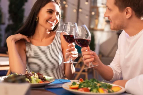 Par skåler i vin og nyder kvalitetstid som par