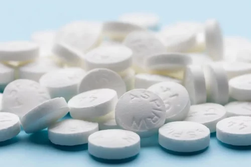 En bunke piller på bord repræsenterer, at medicin kan være en af årsagerne til tinnitus