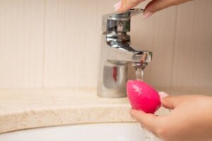 Sådan kan du rengøre en beauty blender uden at beskadige den