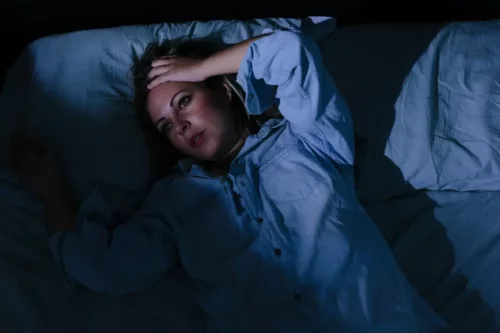 En søvnløs kvinde i seng