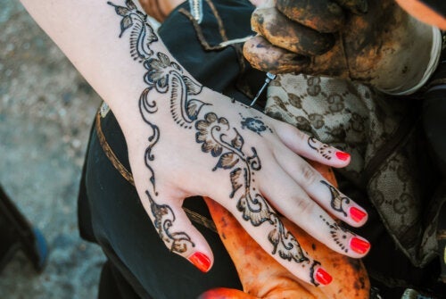 Hvad er risiciene ved at bruge sort henna til tatoveringer?