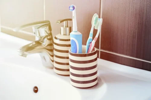 Tandbørster på et badeværelse