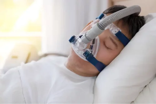 Person med CPAP til at behandle søvnapnø