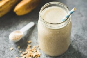 Sådan laver du en mættende smoothie med banan og havregryn