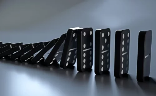 Dominobrikker repræsenterer loven om utilsigtede konsekvenser
