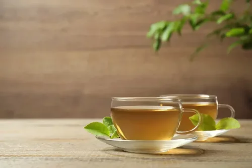 Drik med grøn te, ananas og kanel