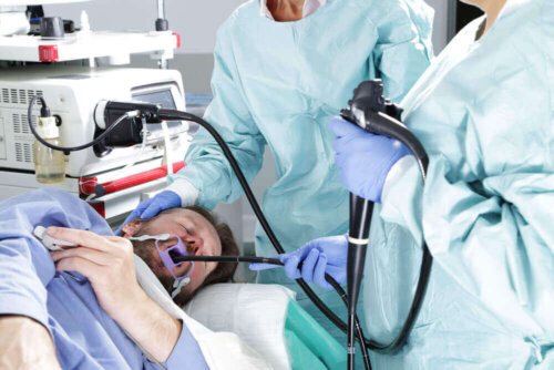 Læger udfører en endoskopi