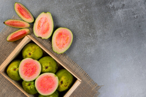 Frisk guava skåret ud