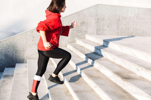 Kvinde løber på trappe for at mindske sin risiko for kardiovaskulære sygdomme