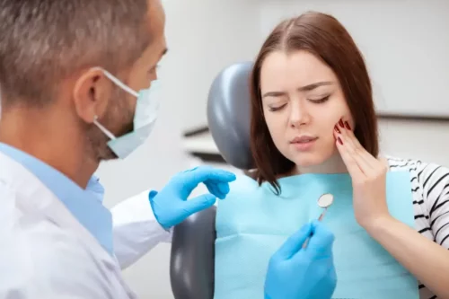 Kvinde med smerter i mund grundet et fibrom i munden
