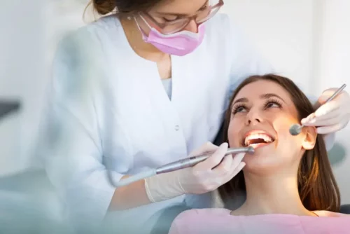 Kvinde ved tandlæge