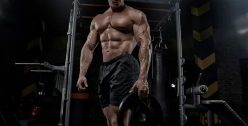 Mand med store muskler træner