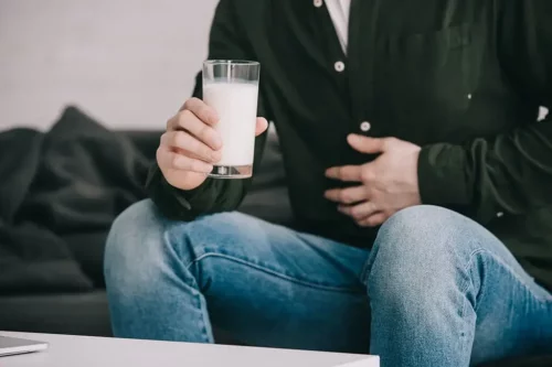 Mand oplever mavesmerter efter at have drukket mælk