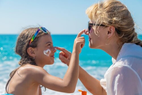 Mor og datter påfører solcreme