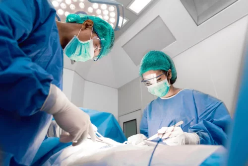 Læger udfører operation for at behandle phimosis