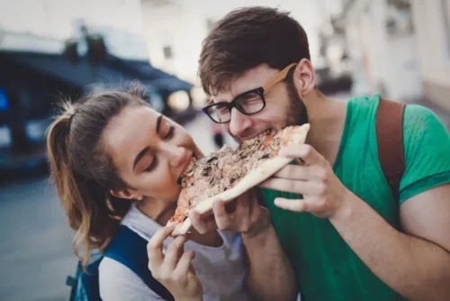 Par deler et stykke pizza