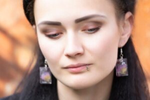 Jeg har en knude omkring en piercing: Hvad kan jeg gøre?