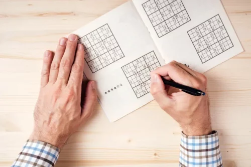 Mand laver sudoku som et eksempel på mental træning