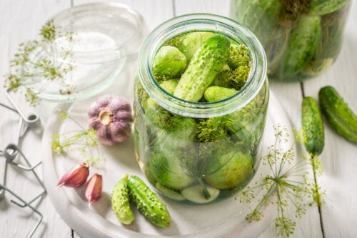 Syltede agurker i eddike: Næringsstoffer, fordele og tilberedning