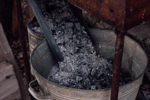 Trækul i stor spand