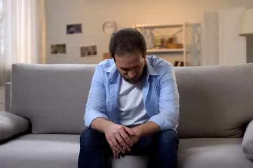 En trist mand på sofa