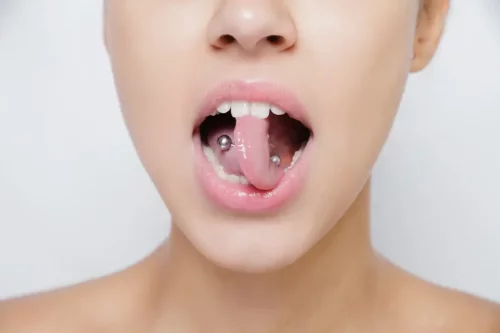 Kvinde med en tungepiercing