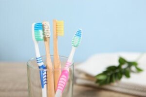 Plastik versus. bambustandbørster: Fordele og ulemper