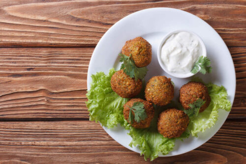 Falafler på tallerken