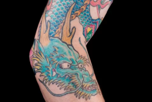 En farverig tatovering
