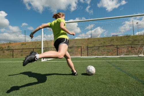 Hvordan påvirker menstruationscyklussen damefodbold?