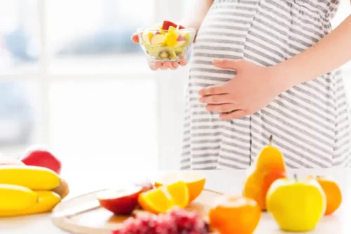 Gravid kvinde med frugt
