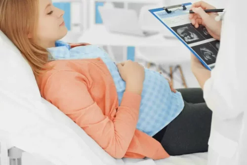 Gravid kvinde bliver scannet