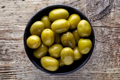 Grønne oliven i en skål