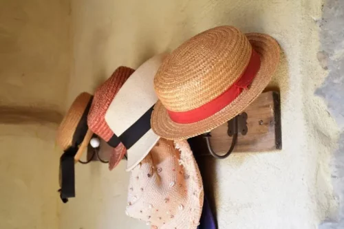 Knager med hatte er eksempel på opbevaringsløsninger til små rum