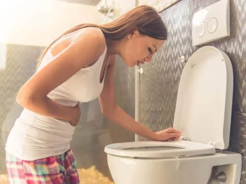 Kvinde ved toilet oplever hyperemesis gravidarum