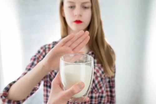 Kvinde afviser mælk grundet en trang til at kaste op