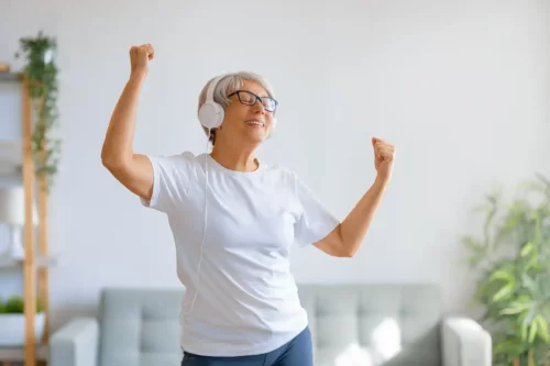 Kvinde danser og har valgt at se pensionering på en positiv måde